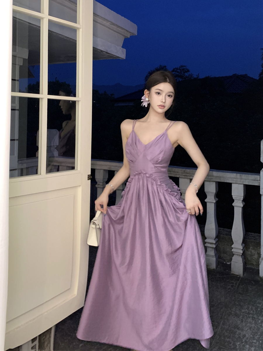 Real shot of retro sexy waist-hugging and slim V-neck suspender dress for women