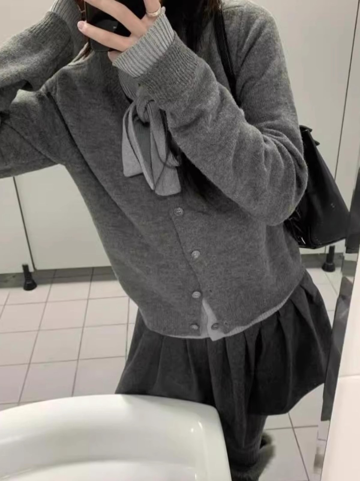 miu系穿搭灰色假兩件蝴蝶結針織開衫女秋冬高級感慵懶風毛衣外套
