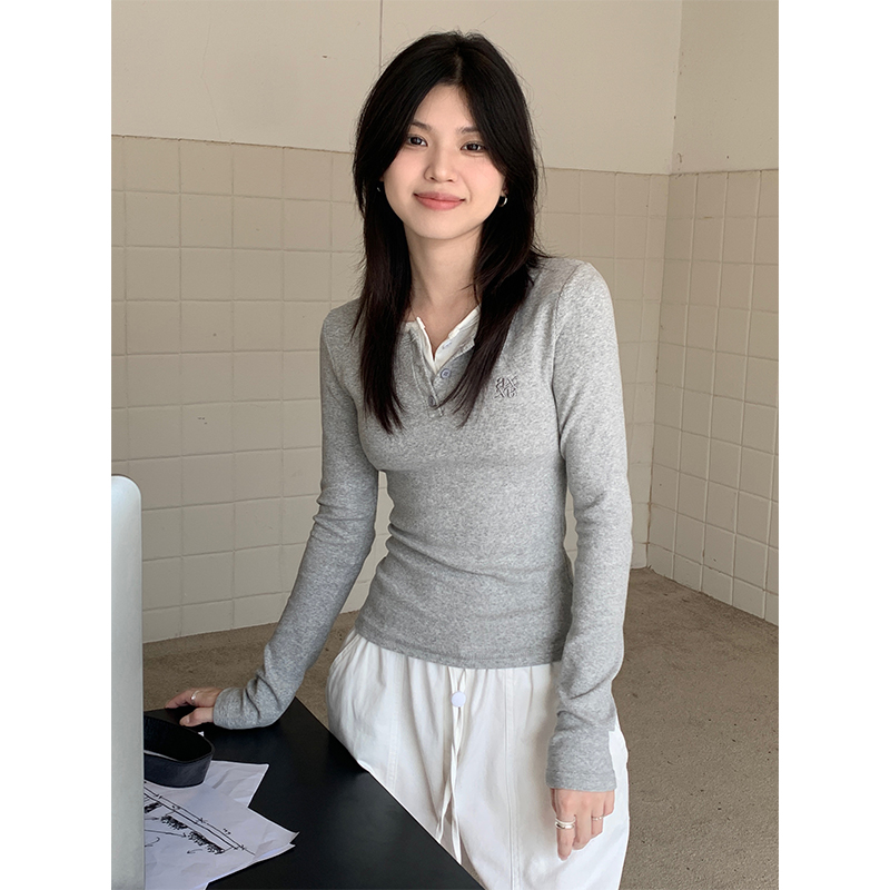 Real shot of new contrasting color fake two-piece slim T-shirt for women 2025 new embroidered half-open collar hot girl knitted base shirt