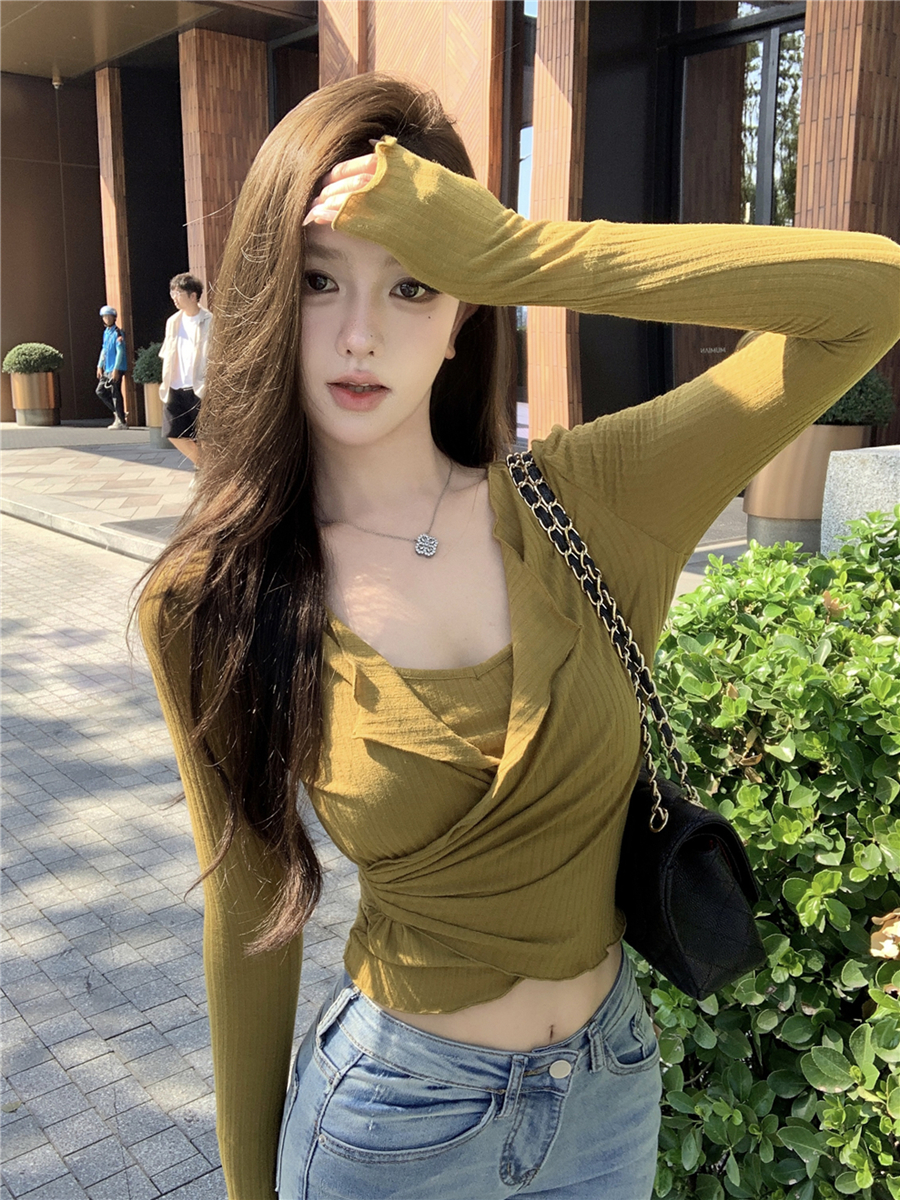 Real shot of retro sexy wavy slim fit and fake two-piece inner and outer top T-shirt for women