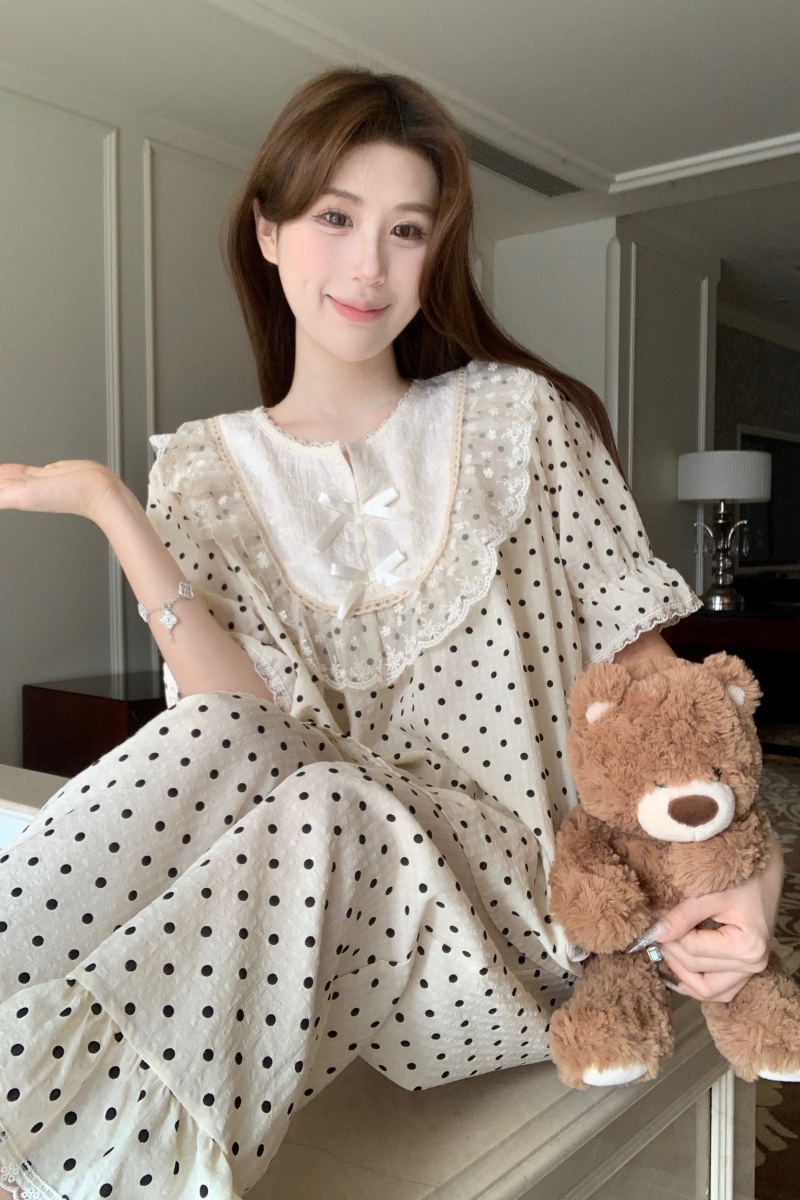 Real shot of Korean version sweet, fresh and loose summer cotton and linen outside wearing short-sleeved trousers short-sleeved shorts home clothes