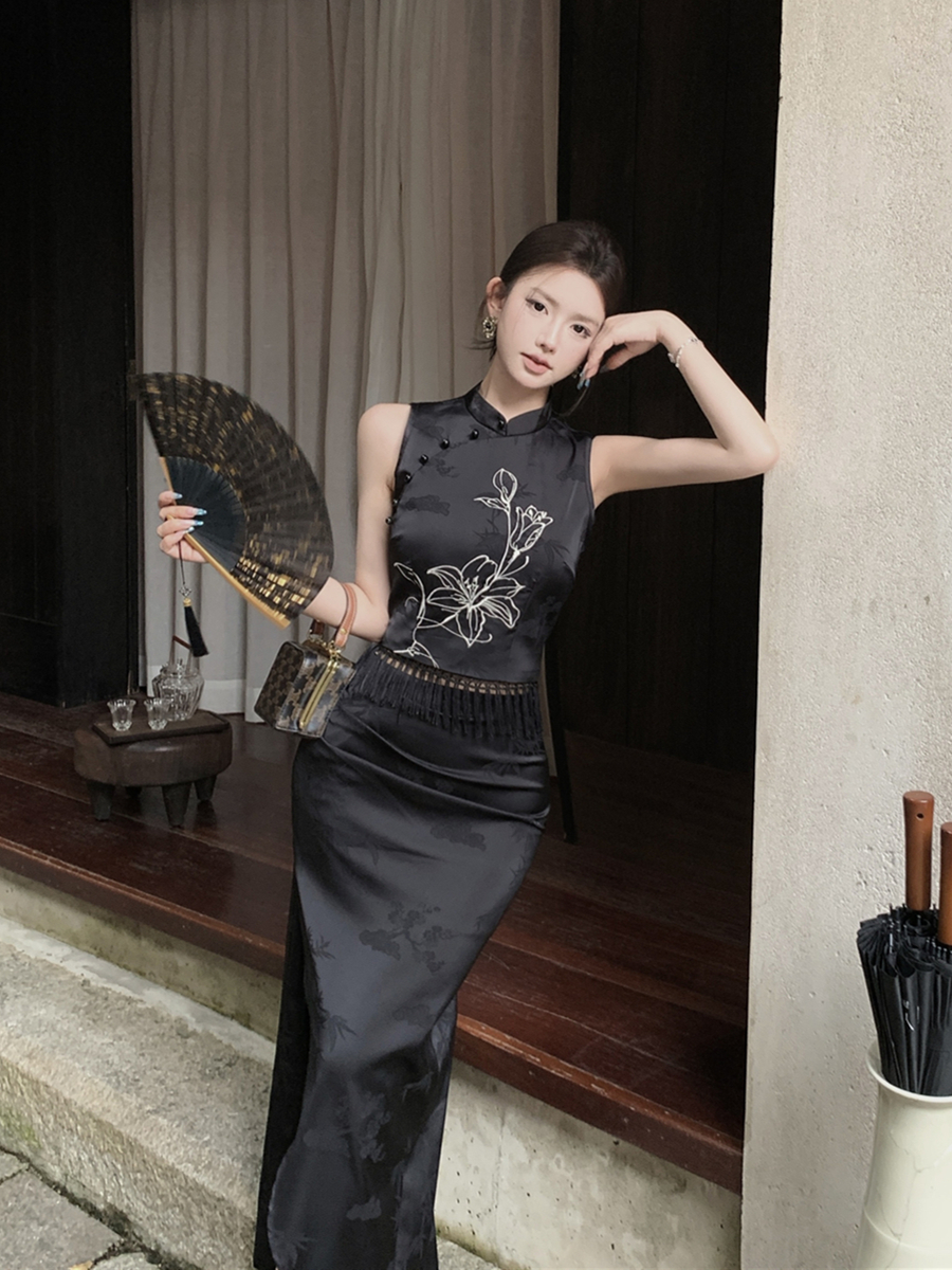 Real shot of retro sexy Chinese style embroidered tassel cheongsam top + hip-packing slit skirt for women