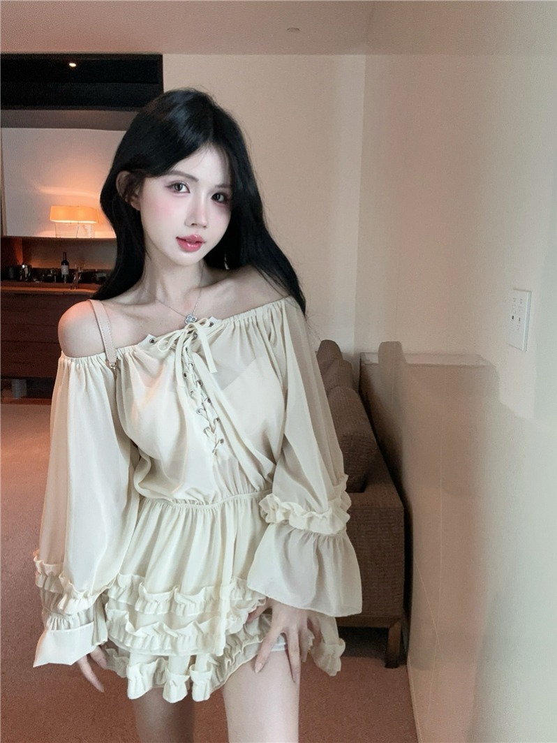Real shot, pleated black ears with chiffon slightly transparent ruffle-edged off-shoulder suit, puffy short skirt pants