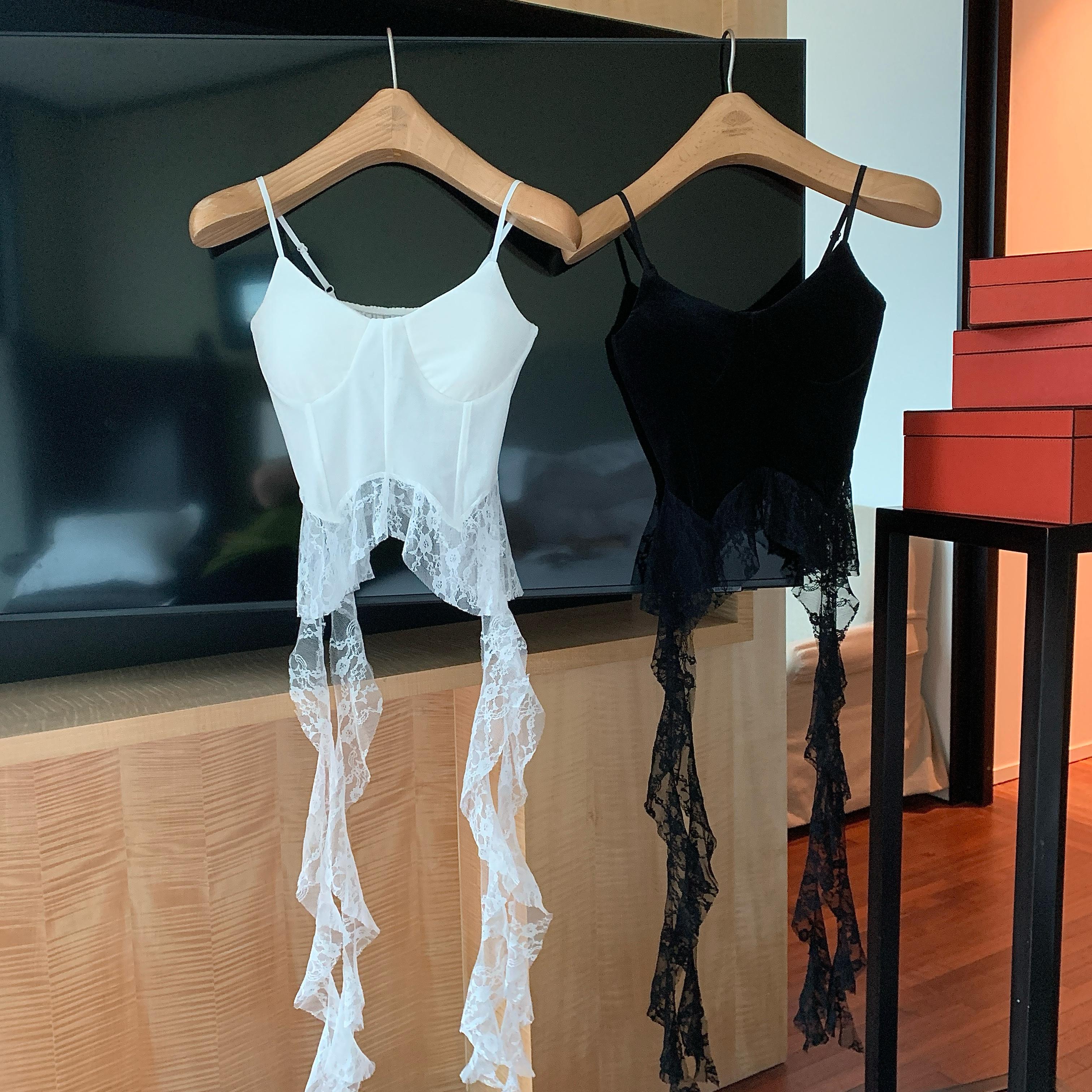 Real shot of retro velvet lace splicing suspender