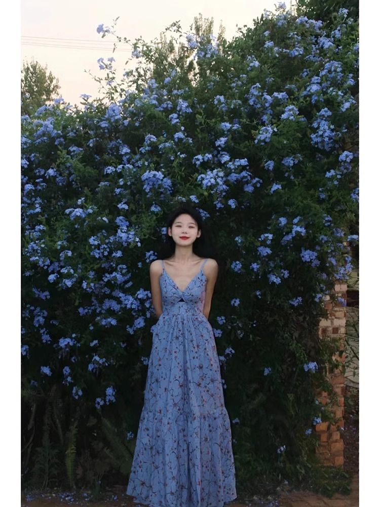 法式v領露背藍色碎花吊帶連衣裙女茶里茶氣收腰顯瘦休閒長裙子夏