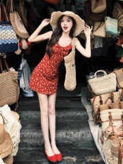 French retro red floral suspender dress for women in summer 2025 new small waist-hugging short skirt