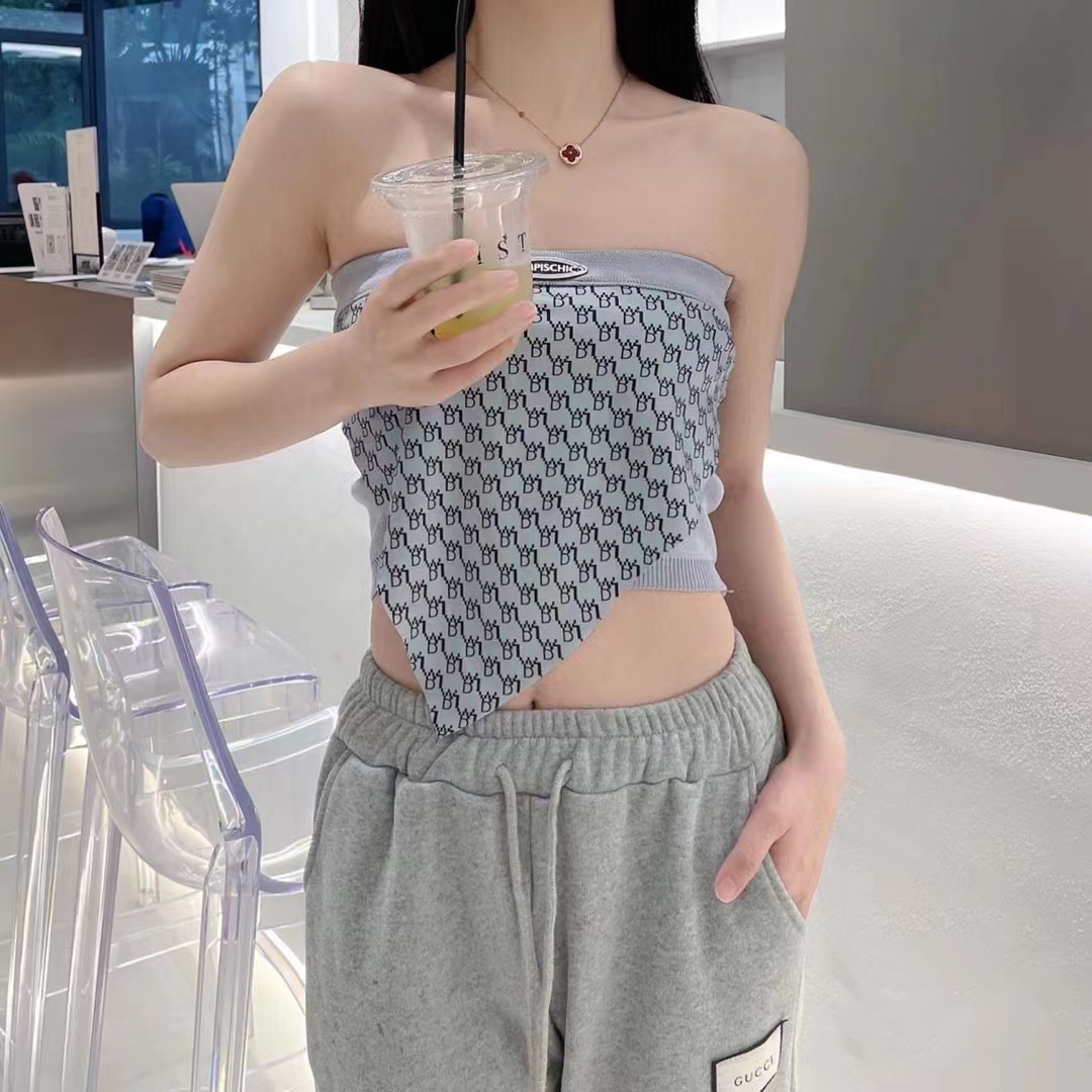 Zhou Miao's female anchor with the same style as the camera is on camera, sexy silk scarf in English, tying breasts