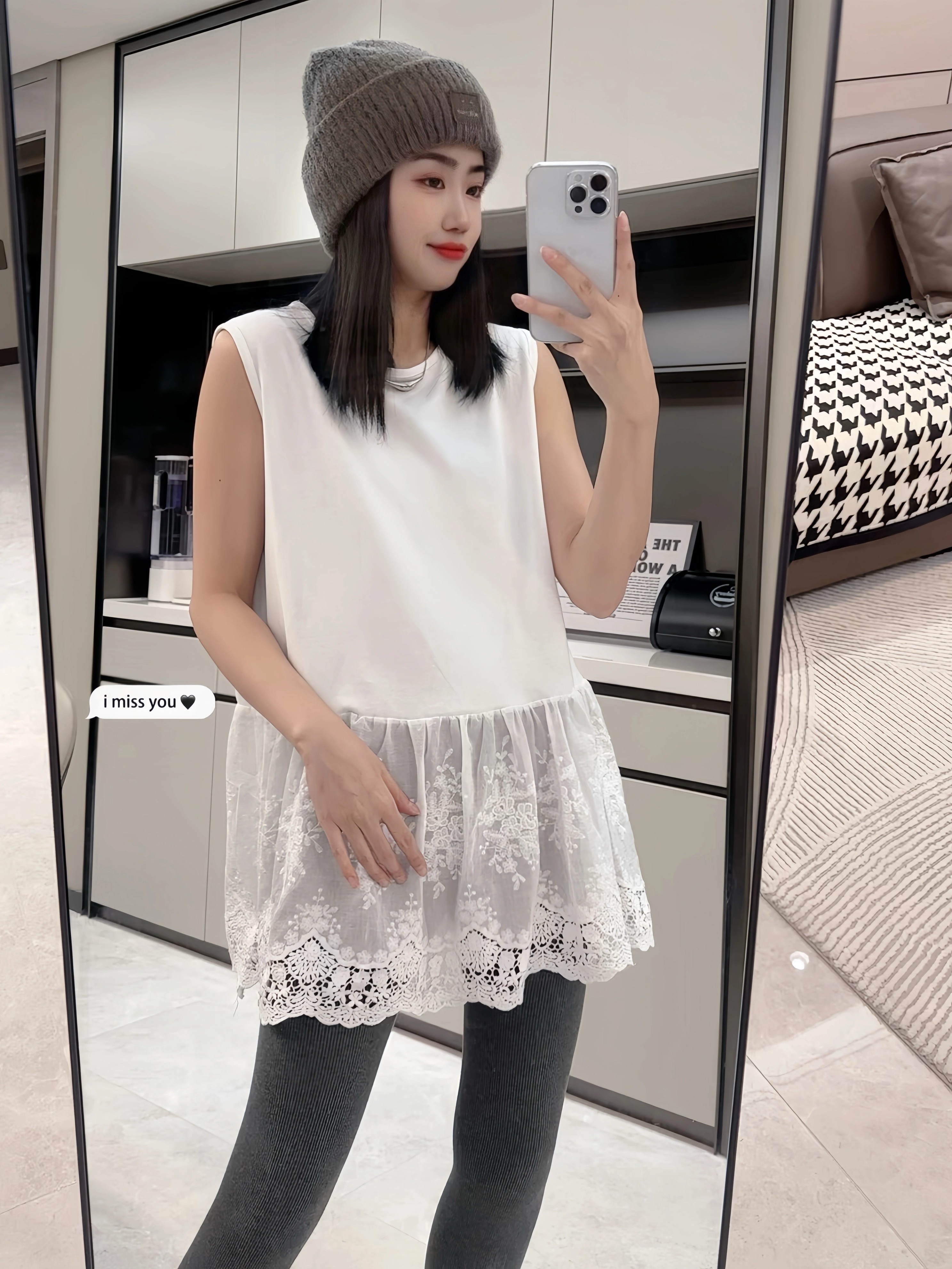 Hollow fashionable jacquard sleeveless vest base shirt for women in autumn and winter new age-reducing style and versatile layered tops