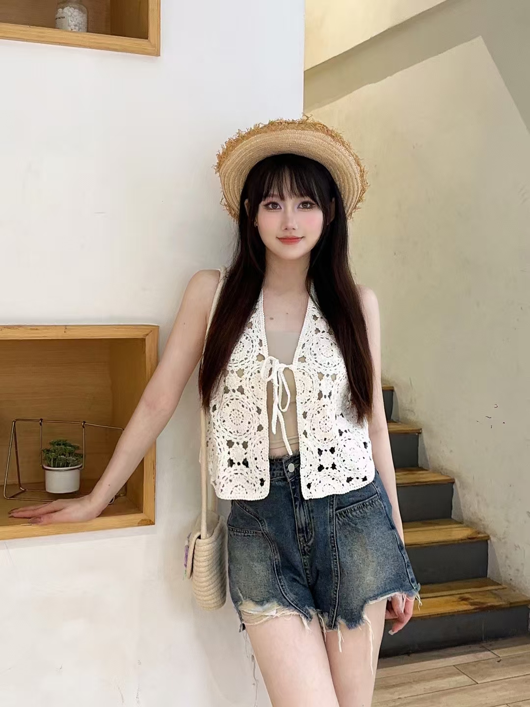 2025 Korean fashionable and elegant pattern retro straps hollow crochet knitted vest women's four-season new style