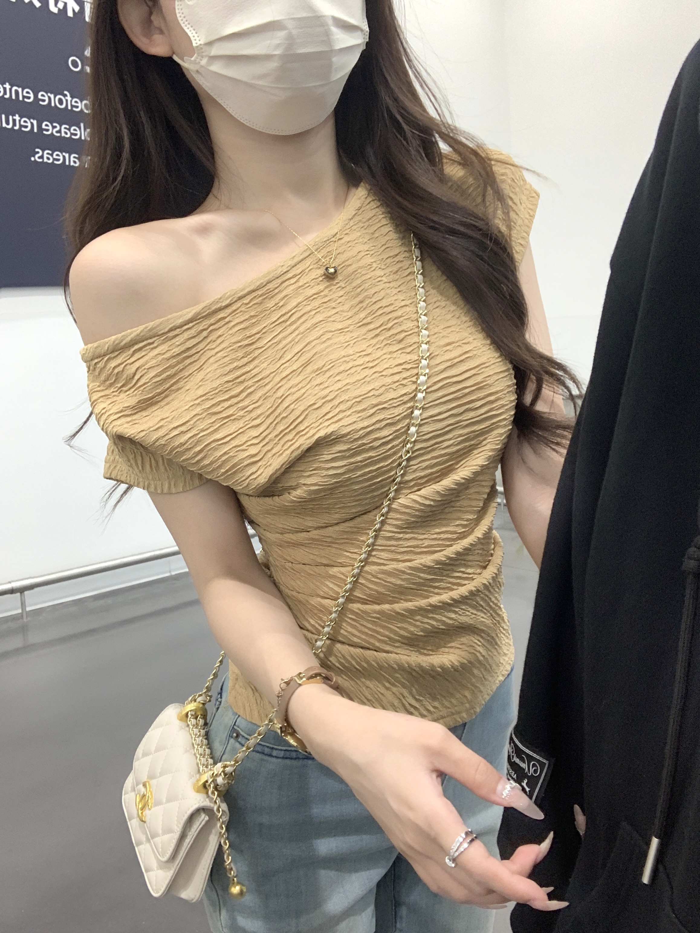 斜肩肌理感韓版短袖T恤女裝夏季修身露肩內搭卡其色氣質chic上衣