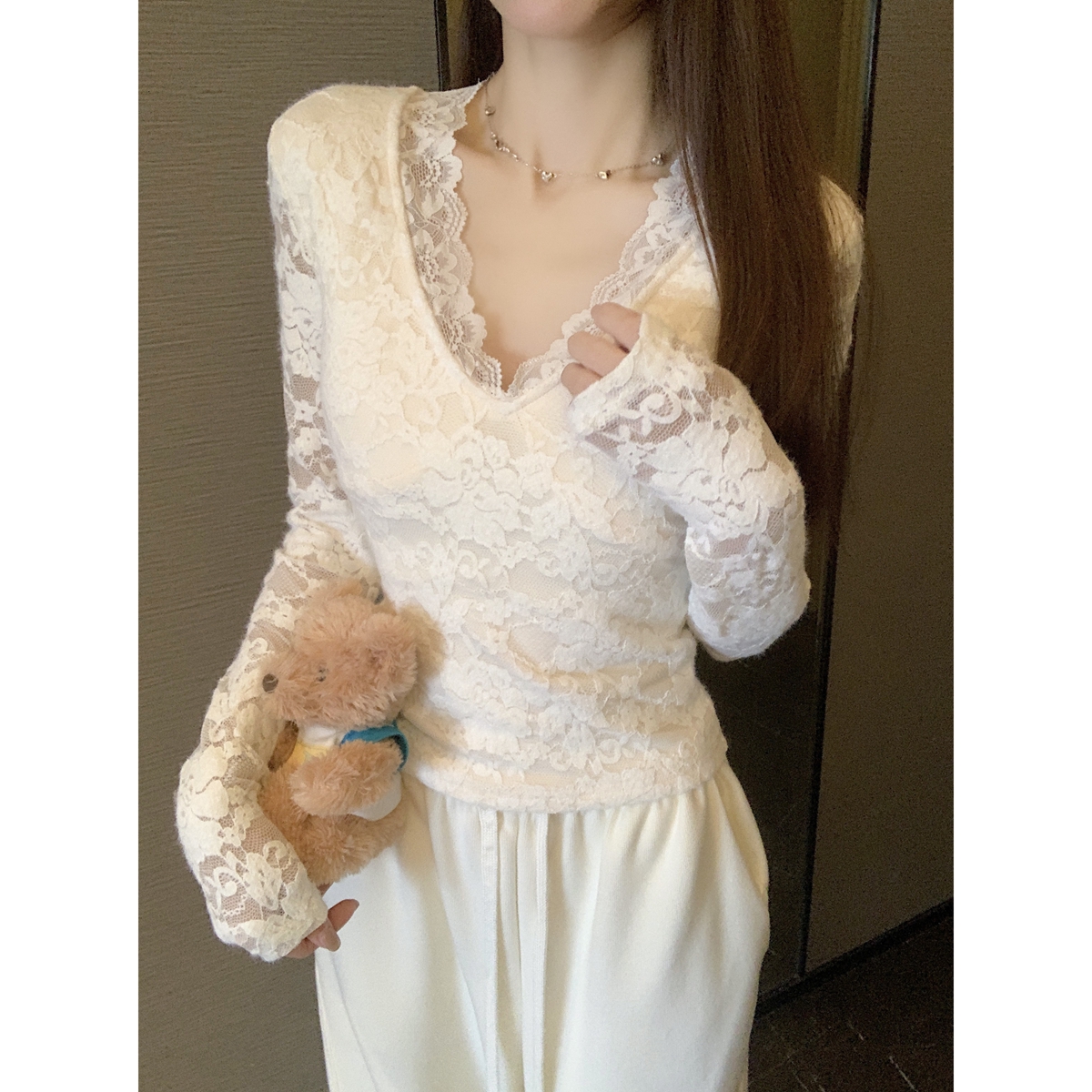 Real shot of spring Korean version of pure sexy lace chest pad design with long sleeve T-shirt top for women