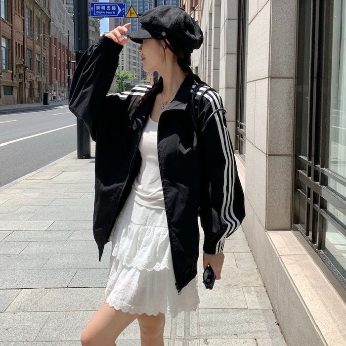 Casual versatile contrasting sports jacket for women in spring and autumn 2025 new small loose commuter thin lapel top