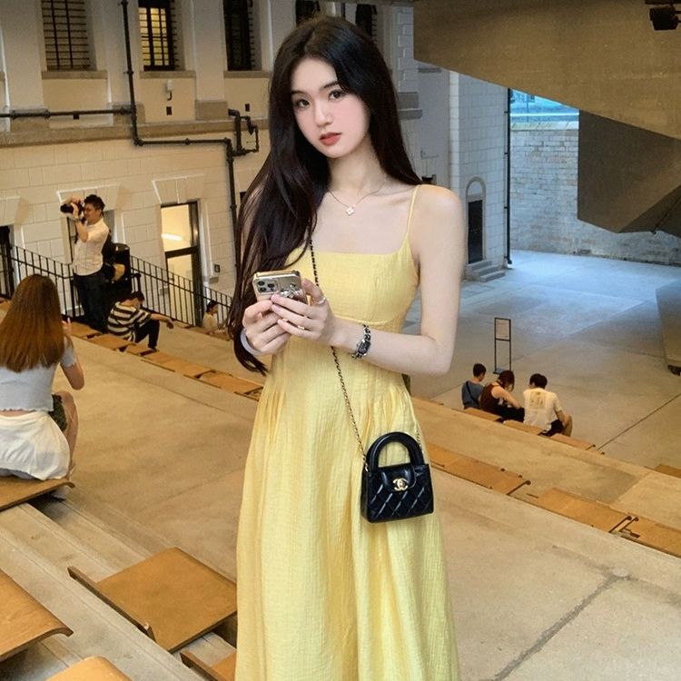 法式小個子黃色吊帶連衣裙女裝夏季新款收腰氣質長裙海邊度假裙子