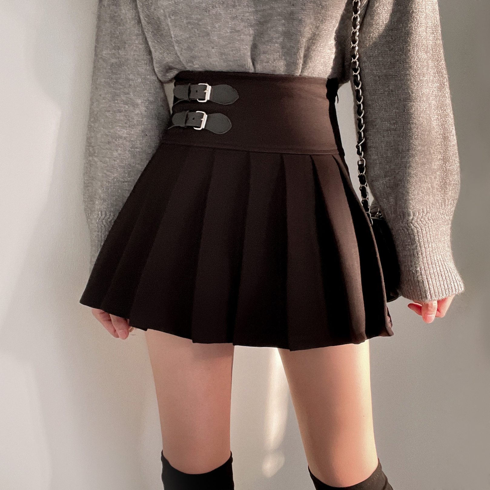 Korean chic simple solid color skirt high waist design leather button anti-exposure pleated skirt
