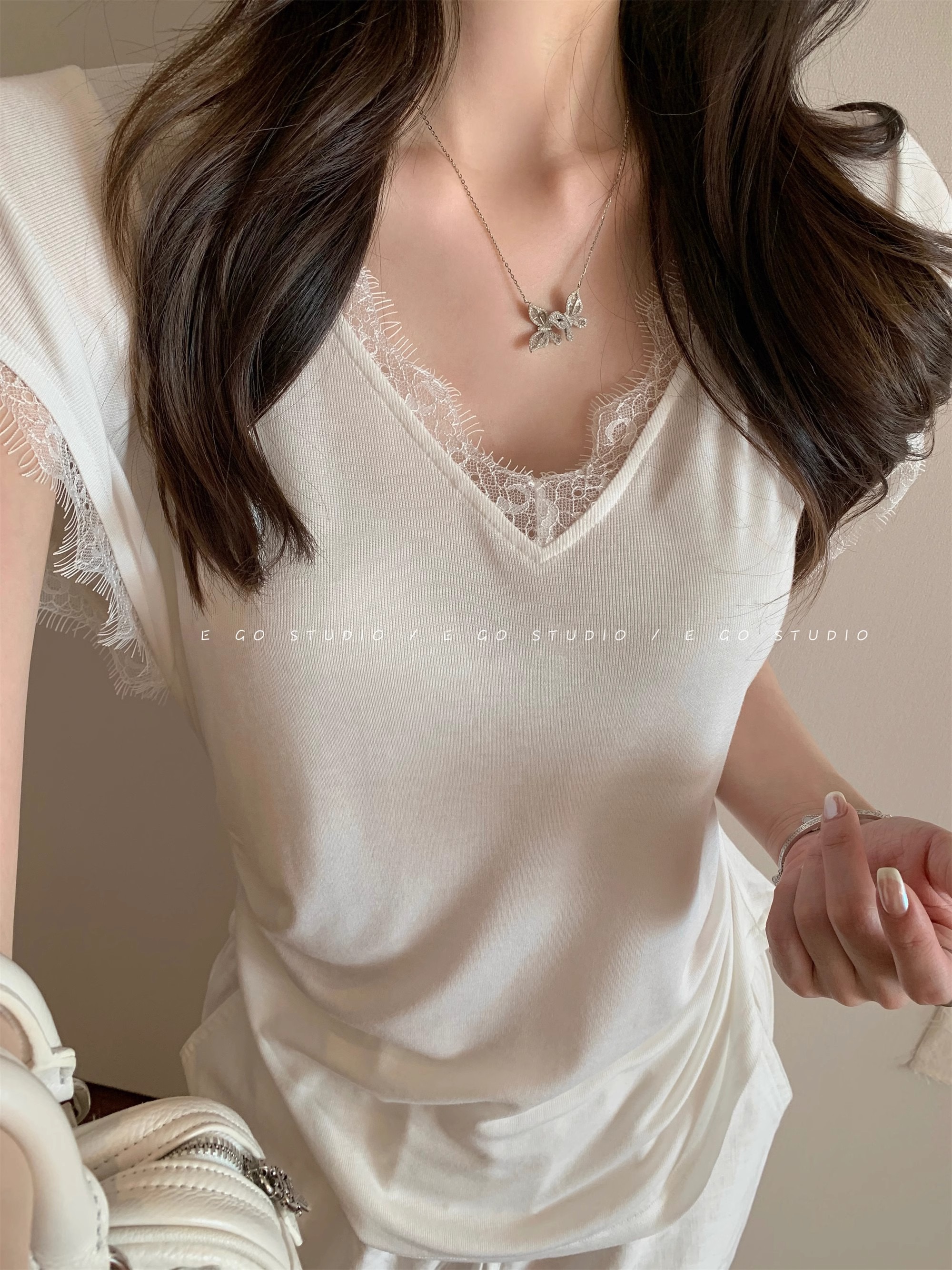 2025 new deep V-neck lace spliced ​​Feifeisle sleeve top age-reducing base shirt texture slim fit