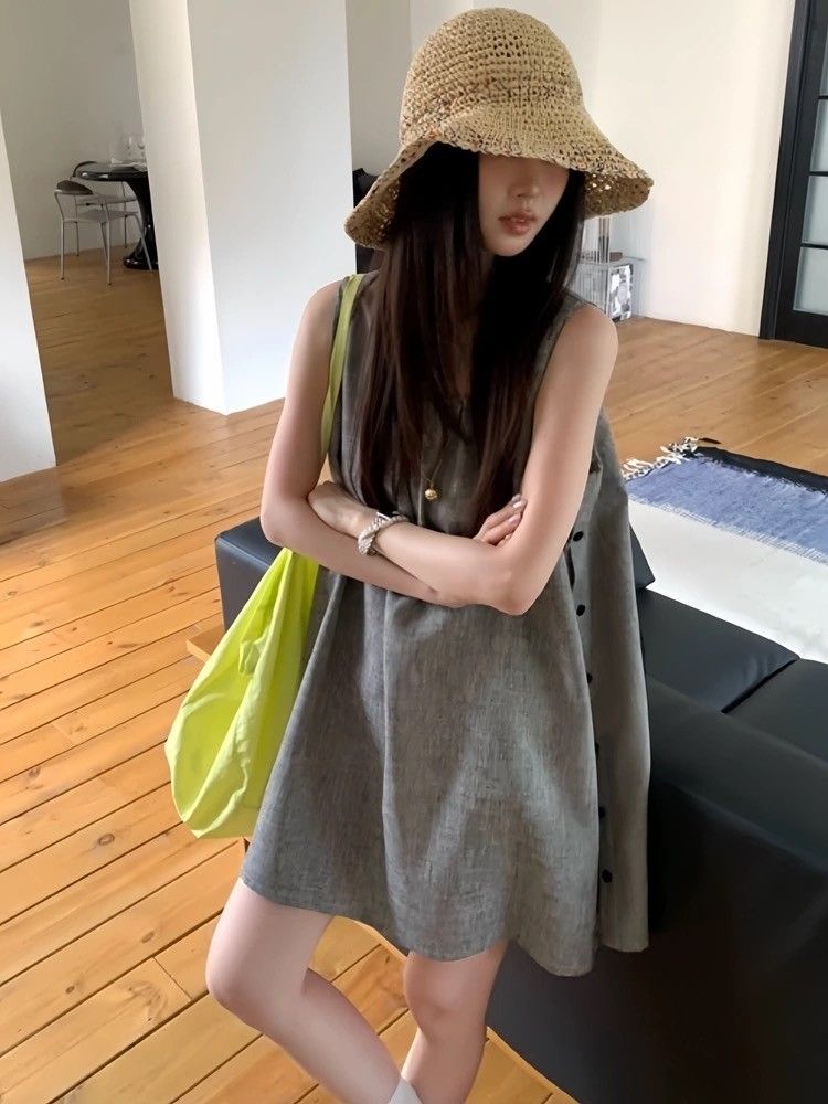 小眾設計感側邊紐扣背心連衣裙女夏季寬鬆休閒無袖A字短裙小個子