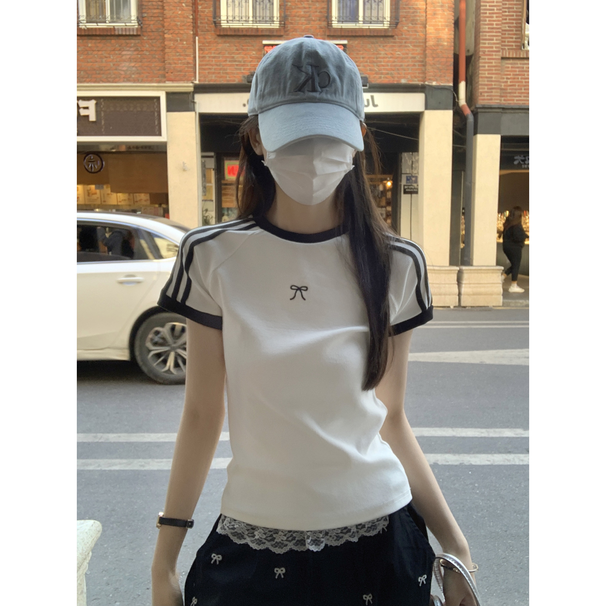 Real shot of 2025 spring and summer Korean version contrasting color rag shoulder bar bow embroidery design short-sleeved T-shirt top for women