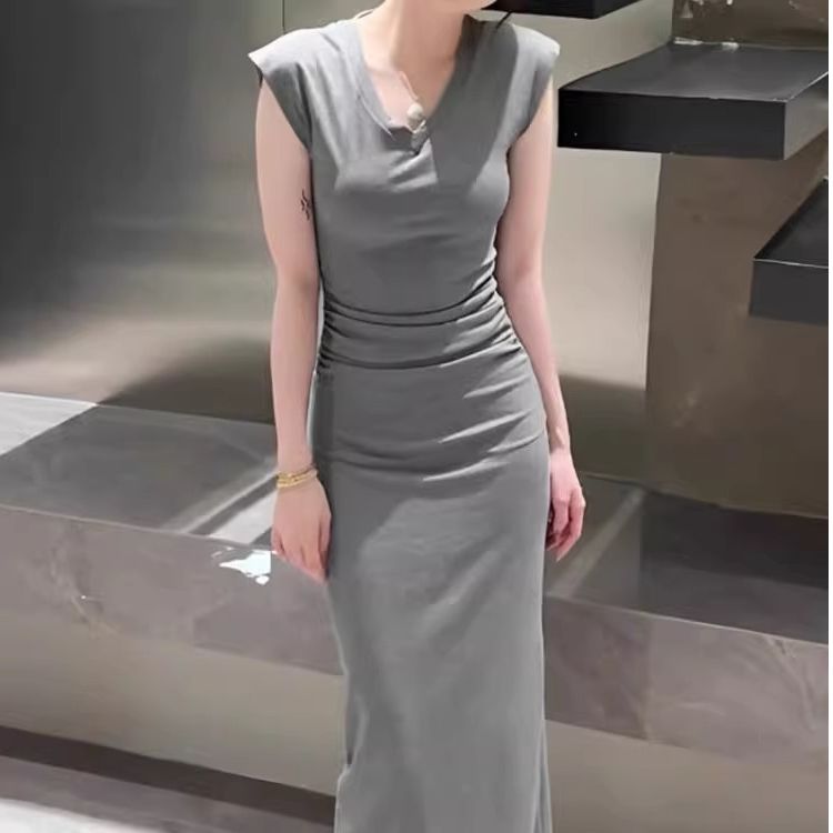 休閒灰色v領無袖t恤連衣裙女新款夏季法式顯身材修身包臀長裙