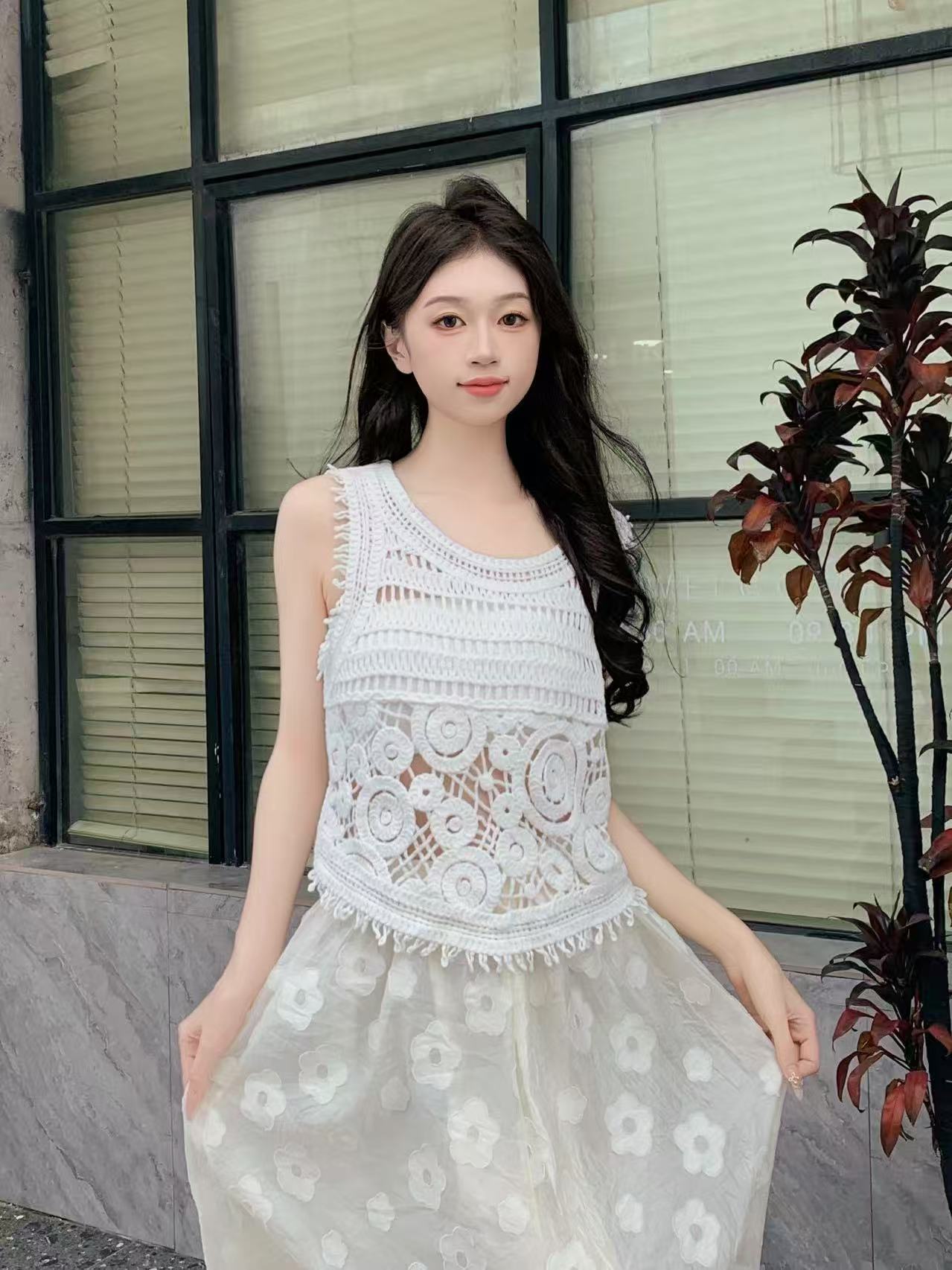 2025 chic sleeveless design sense hollow tassel hook flower sweet spicy suspender vest with short top inside and outside