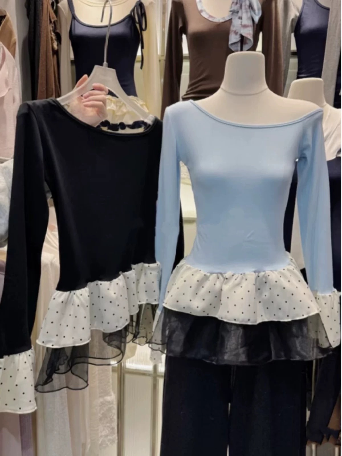 kumikumi復古撞色拼接露肩藍色T恤女春季甜美荷葉邊波點內搭上衣