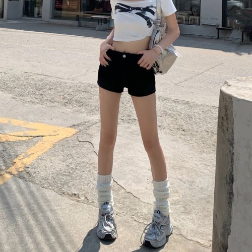 Casual minimalist fashionable high-waisted denim shorts for women, new spring and summer styles, tight-fitting and slimming A-line denim short hot pants trendy