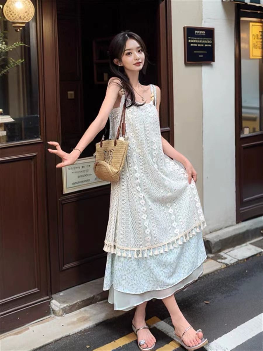 法式碎花吊帶連衣裙2025新款女夏季高級感海邊度假沙灘長裙