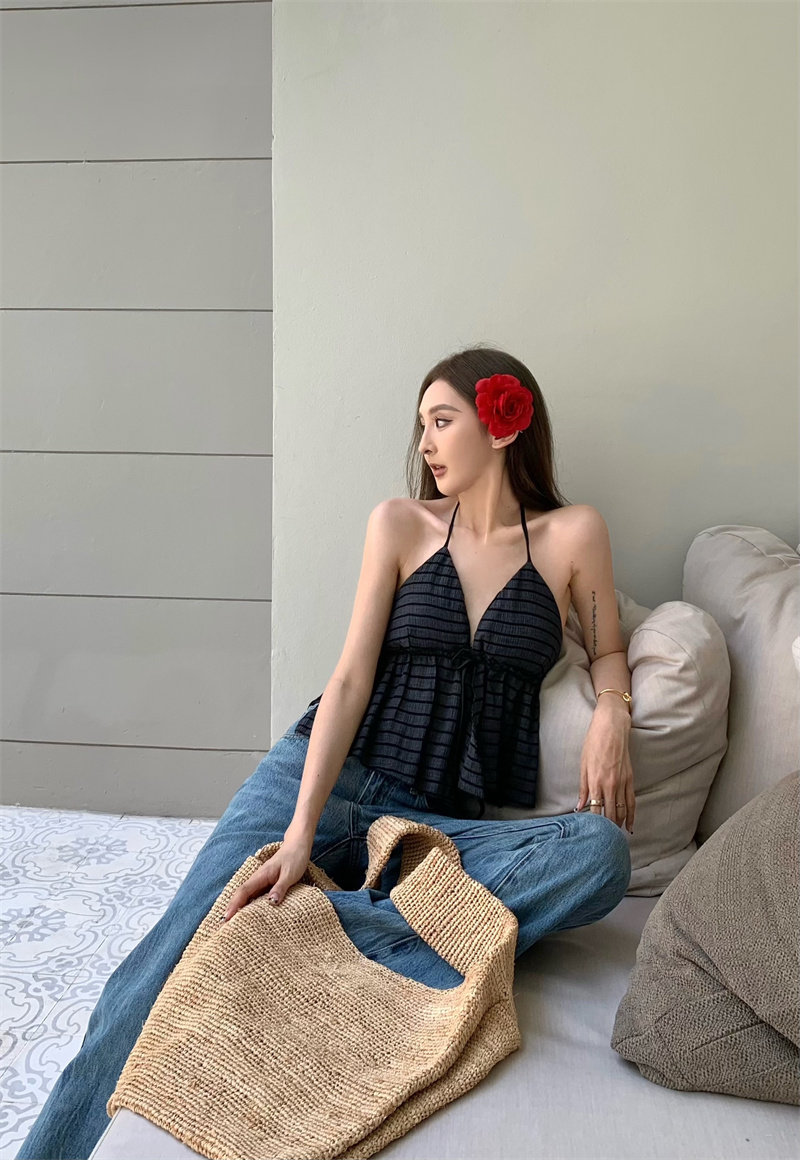 Real shot, chic, fashionable, niche slim and sexy hot girl suspender vest
