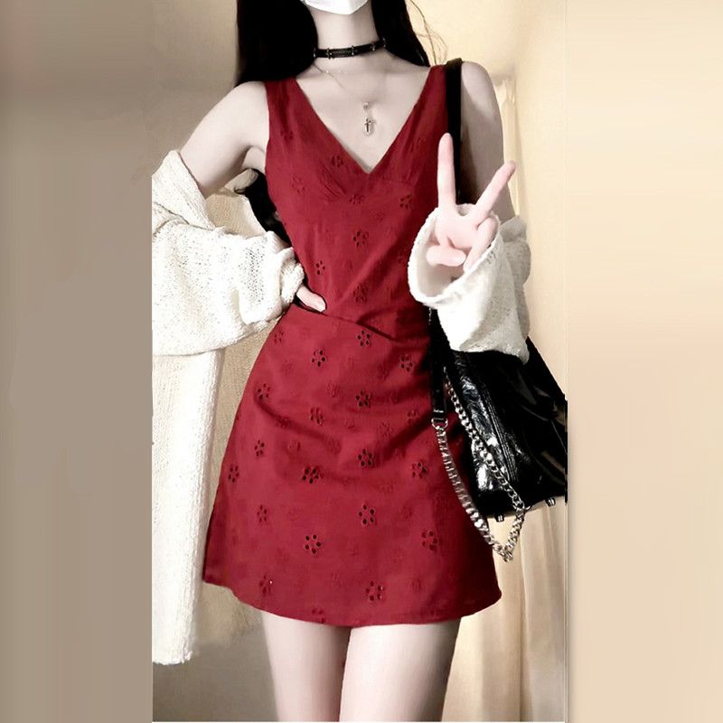 法式紅色v領無袖背心連衣裙子女夏季2025新款高級感海邊度假短裙