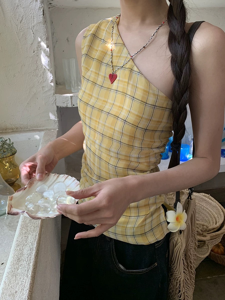 紅人館吊帶背心女內搭2025新款美背露肩法式黃色格子斜肩無袖上衣