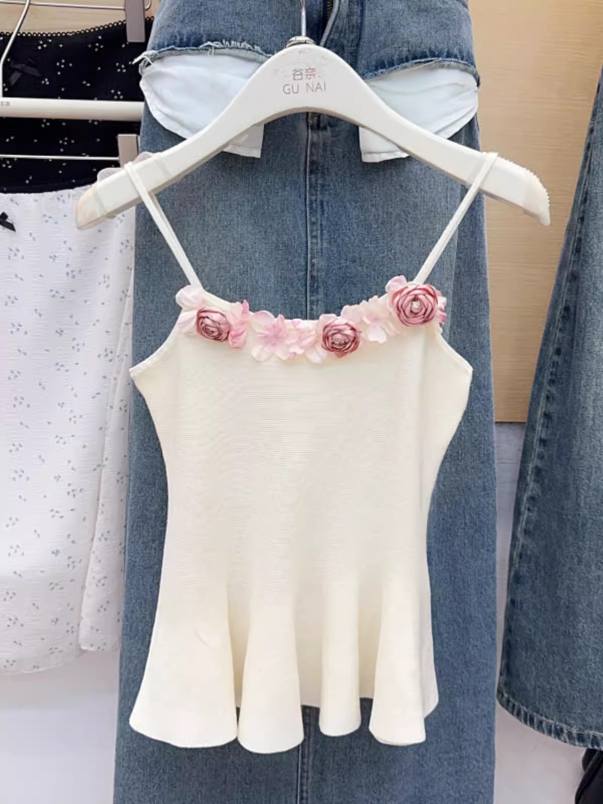 Three-dimensional flower sexy knitted suspender vest for women in summer waistband to look slim and hot girl pink short top wearing
