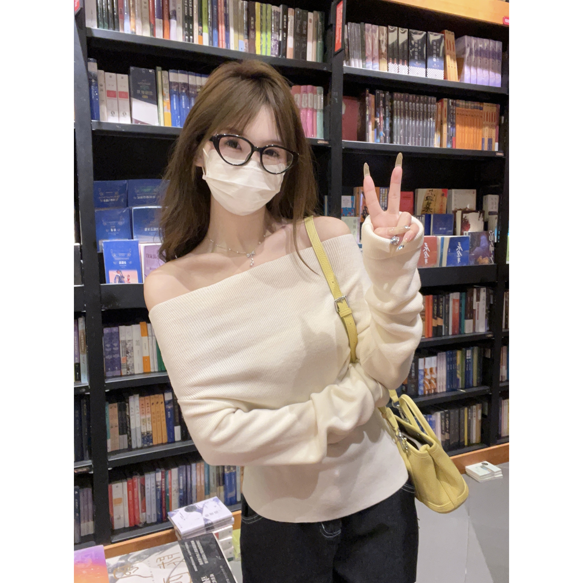 Real shot of spring Korean style, one-shoulder gentle and pure Andy velvet sweater long-sleeved base sweater