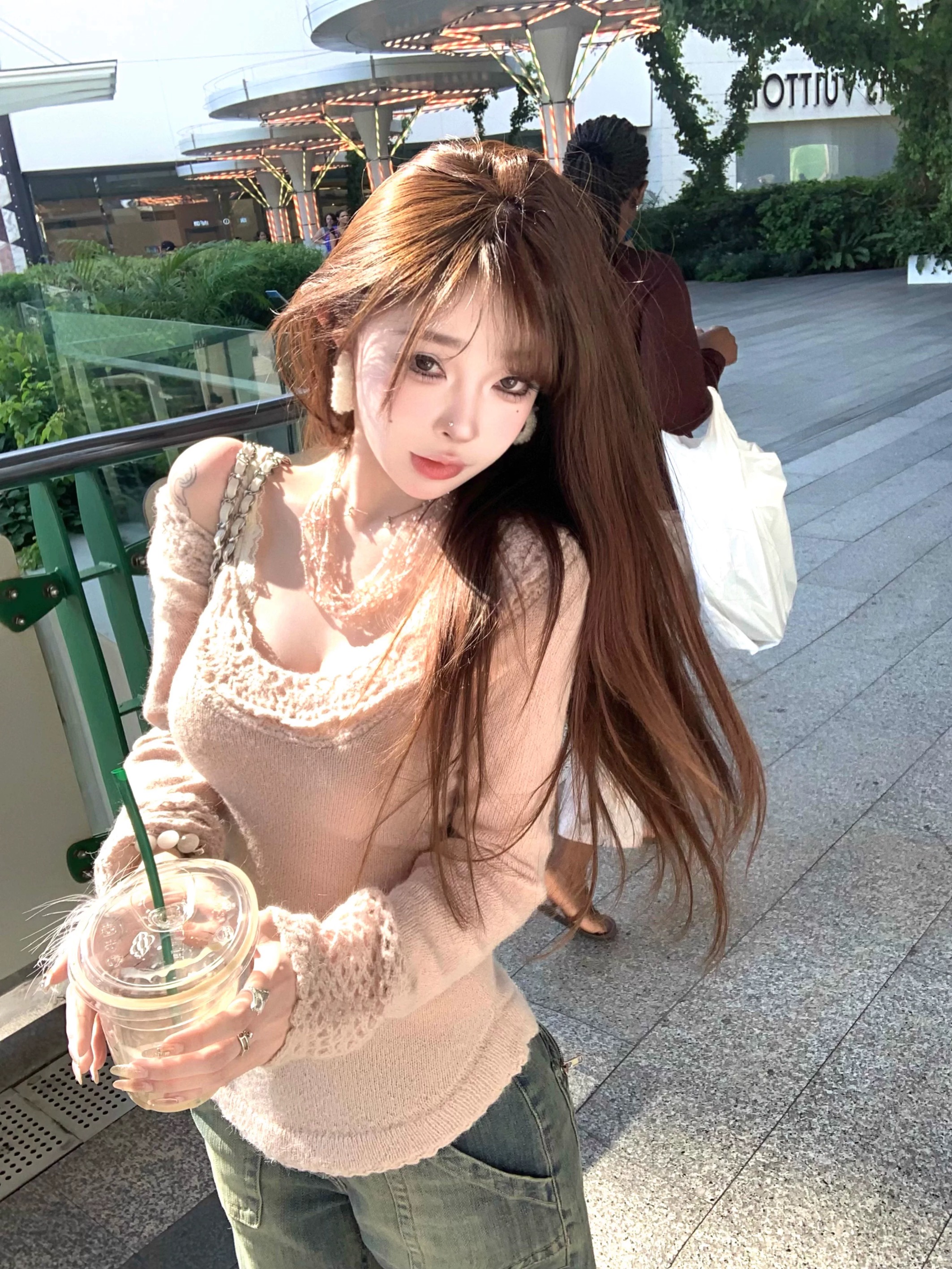 Suuuicee 春日撩影 手工鈎花設計感純欲大領口針織衫修身長袖上衣