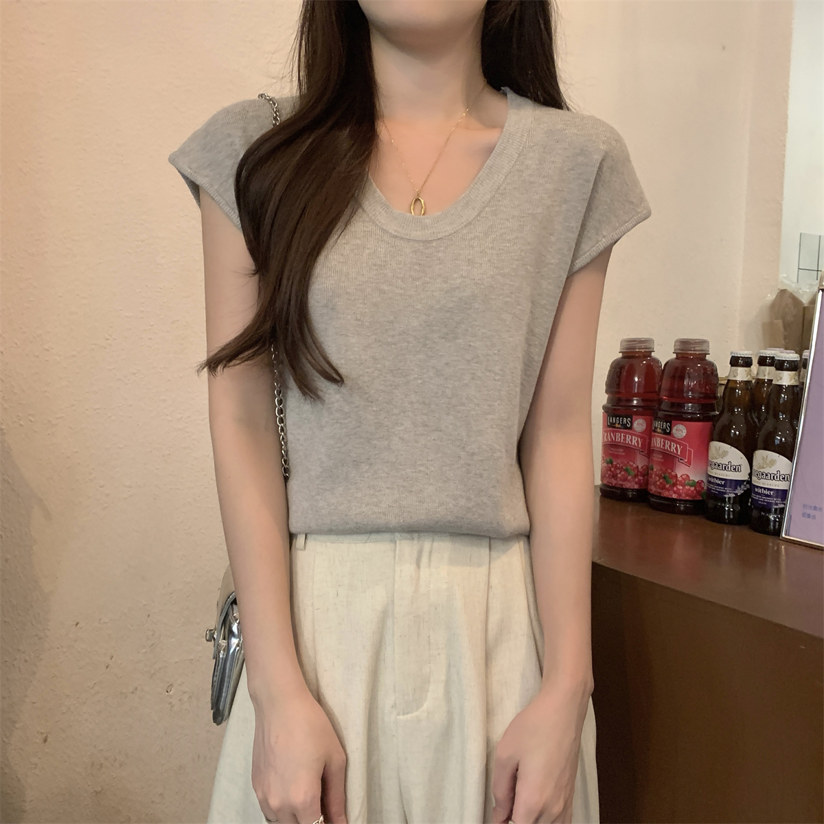 Real shot of early spring Korean loose u-neck temperament and falling shoulders Andy velvet sweater versatile short-sleeved top for women