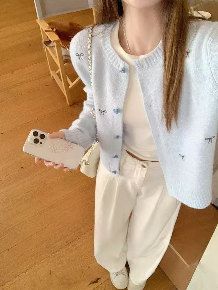 軟糯百搭淺藍色圓領開衫上衣女2025春顯瘦蝴蝶結繡花毛衣
