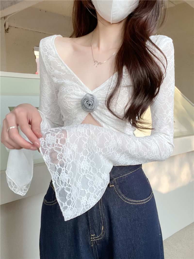 Real shot of hot girl flower V-neck long-sleeved lace T-shirt for women with slim fit inside and bottom white short navel