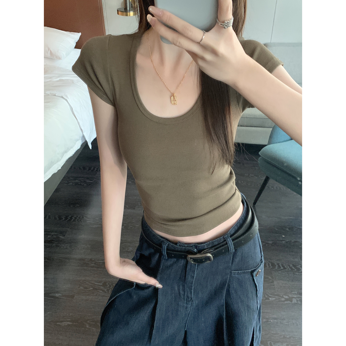 Real shot of 2025 spring and summer Korean version of U-neck slim temperament simple shoulder versatile short-sleeved T-shirt top for women