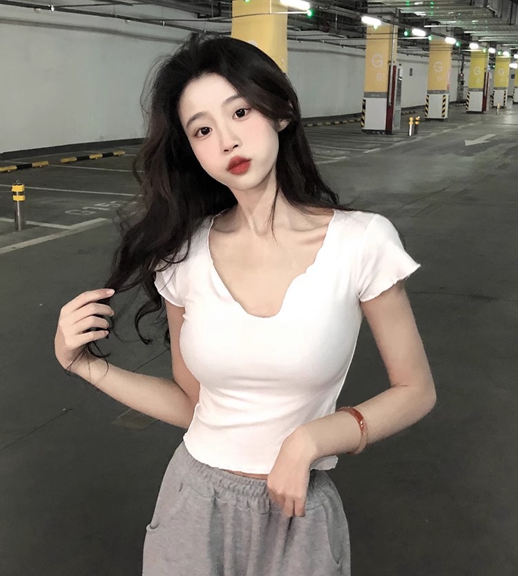 Pure desire style off-shoulder base shirt for women in spring Korean version 2025 new slim fit and slim short-sleeved T-shirt top