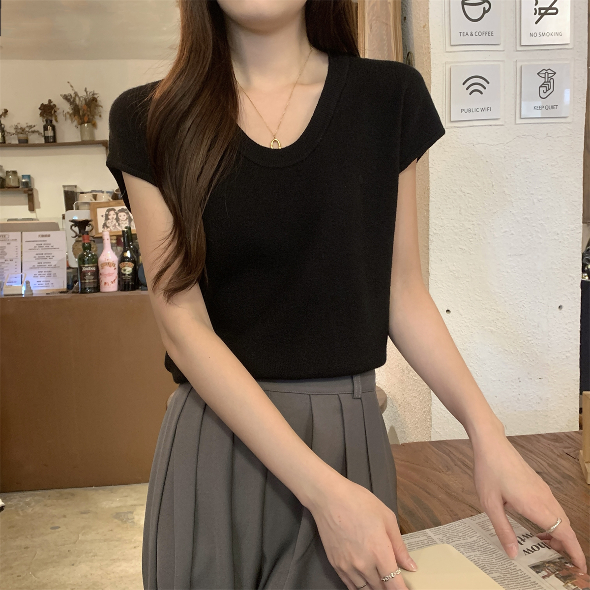 Real shot of early spring Korean style loose u-neck temperament and falling shoulders Andy velvet sweater short-sleeved top for women