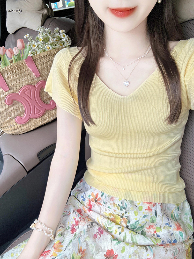 奶黃色v領小飛袖冰絲短袖女夏季薄款氣質修身顯瘦正肩針織T恤上衣
