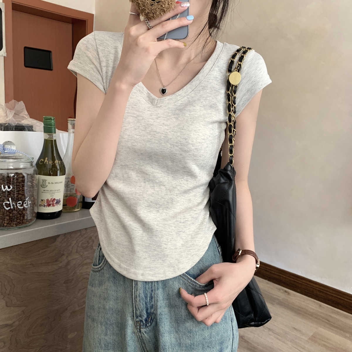 Real shot of spring and summer Korean version of versatile V-neck slim fit pleated design makes it look slim and cotton short-sleeved T-shirt women's top