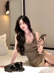 何晨曦 蕾絲拼接毛衣背心女春季純欲修身顯瘦V領吊帶無袖套頭上衣