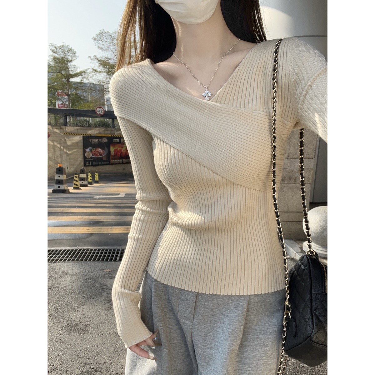 Real shot of early spring Korean version of gentle pure and arduous irregular cross design Andy velvet sweater long-sleeved sweater
