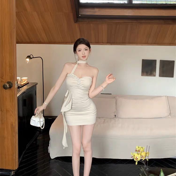 小眾性感連衣裙女2025名媛風氣質收腰褶皺露肩包臀裙子女