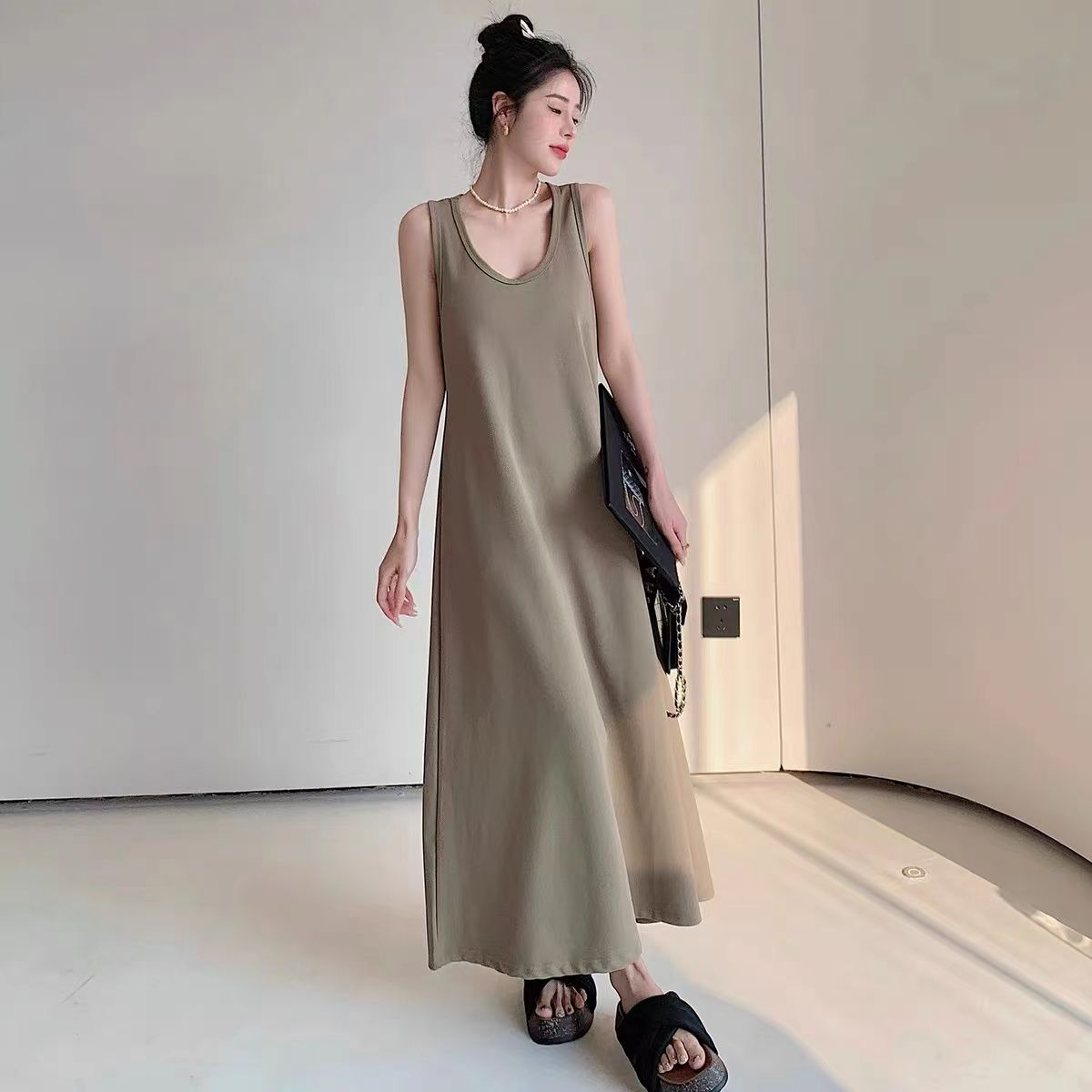 高級感黑色垂感背心連衣裙女早秋新款韓系設計感氣質無袖長裙