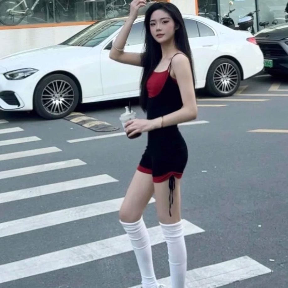 Fake two-piece contrasting suspender jumpsuit for women in summer tight hot girls casual pants design high-waisted jumpsuit shorts
