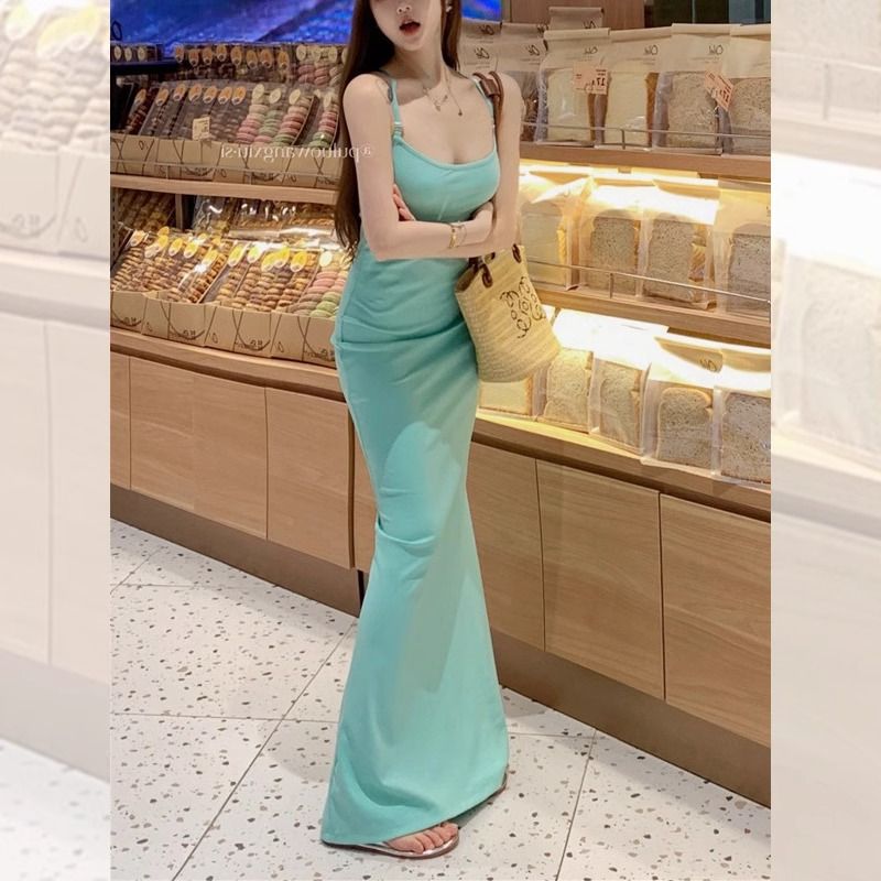 超好看吊帶連衣裙性感U領修身顯身材女裝2025新款春季款包臀長裙