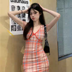 Red plaid short-sleeved dress for women in summer hot girl hip-packing short skirt high-end look low-cut v-neck skirt