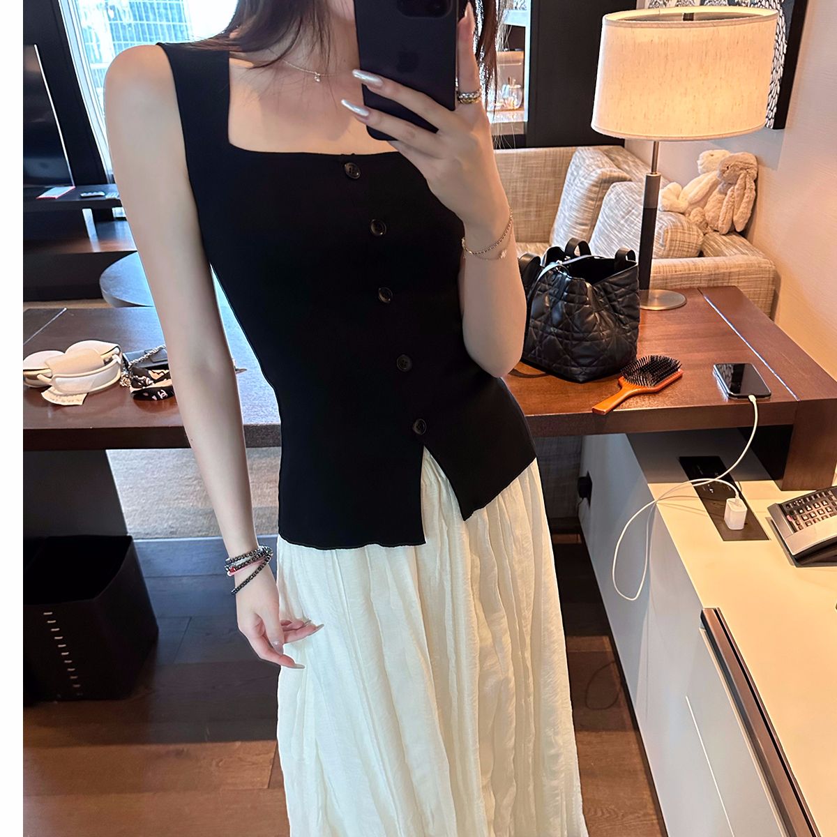 One-twined elegant sleeveless vest for women in summer, slim fit and slim suspender top