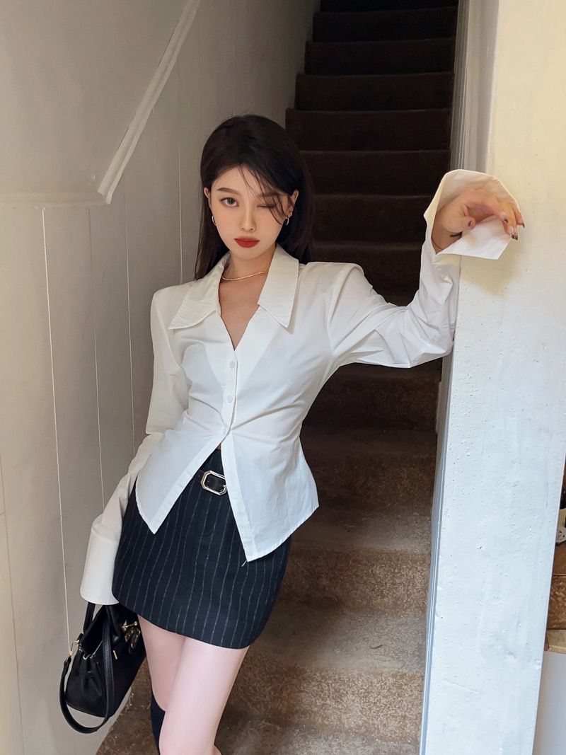 Hong Kong style new 2025 spring new white flared sleeve shirt for female hottie girl slim fit slim waist-hugging V-neck top