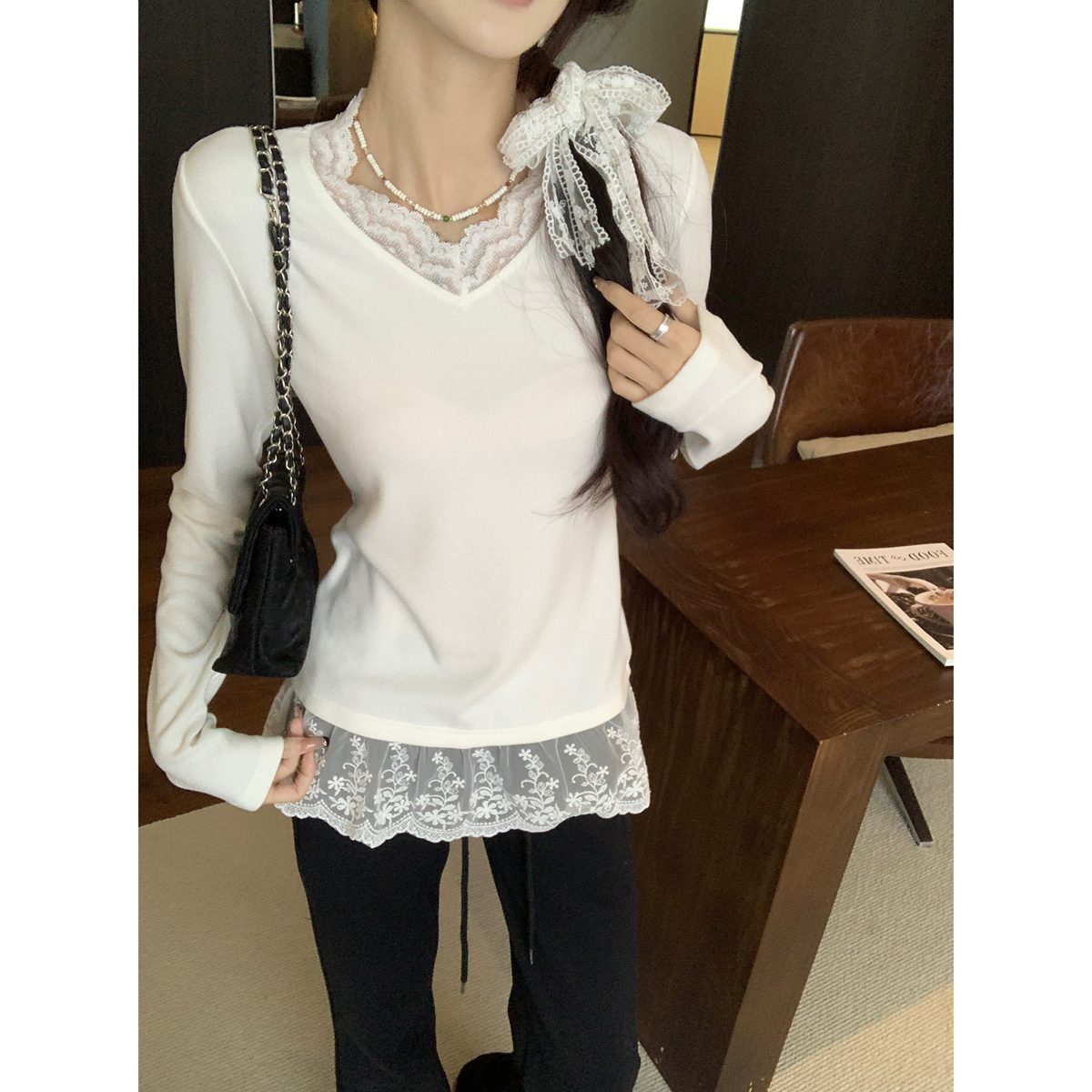 Real shot of spring Korean version of V-neck temperament lace lace spliced ​​loose age-reducing long-sleeved base shirt T-shirt top